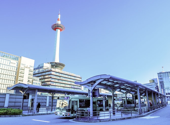 京都駅前のバスターミナルと京都タワー